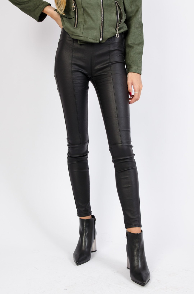 Czarne woskowane spodnie z przeszyciami oraz zamkiem z boku