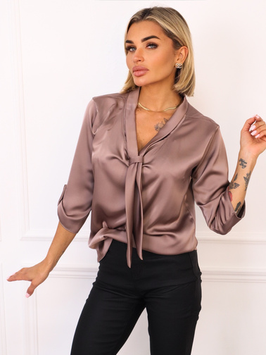 SATYNOWA BLUZKA Z OZDOBNYM WIĄZANIEM PRZY SZYI- BRĄZOWA