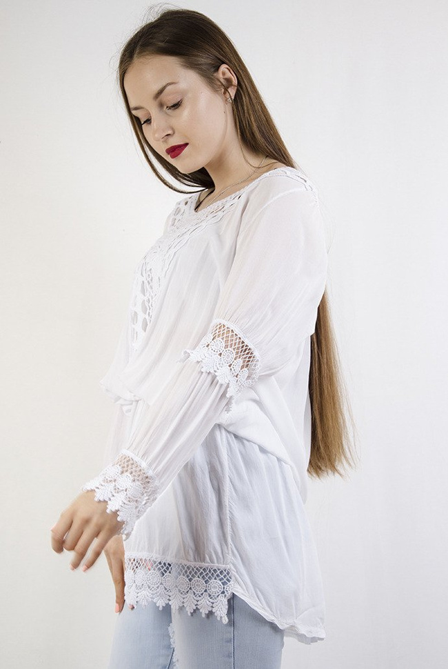 Biała zwiewna sukienka z ażurowym wykończeniem 