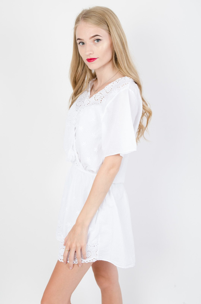 Biały ażurowy kombinezon z wiązaniem z przodu 