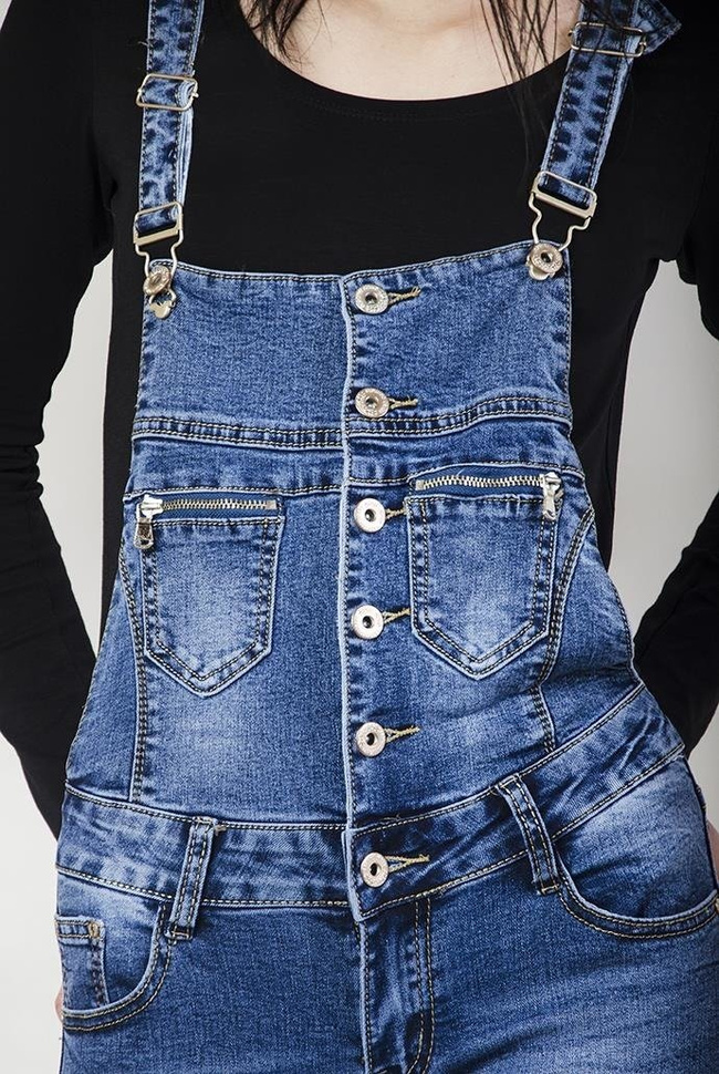 Przylegające ogrodniczki jeansowe z rzędem guzików