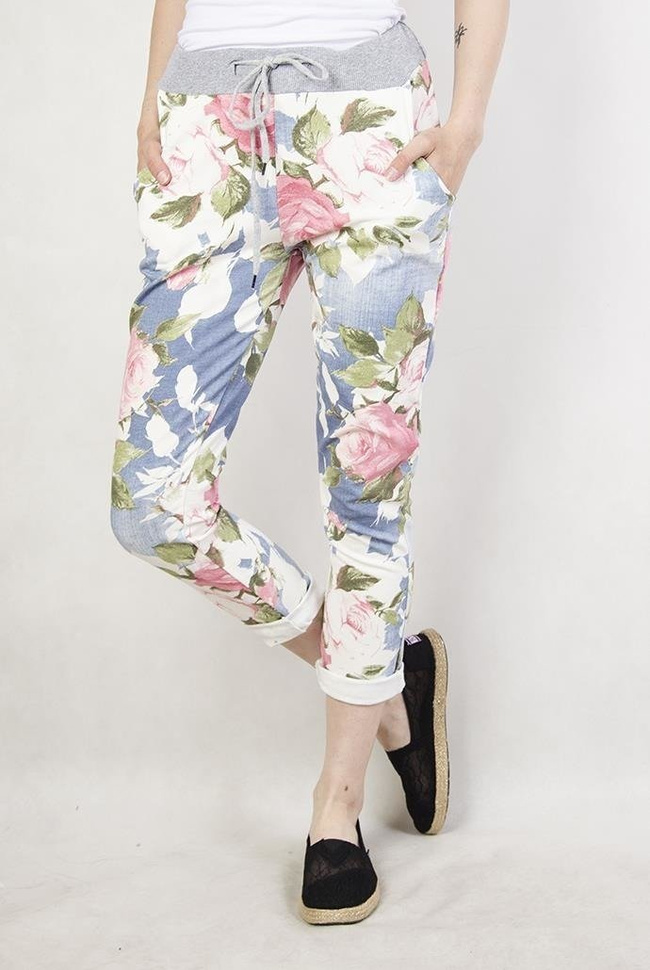 Jasnoniebieskie spodnie dresowe w róże