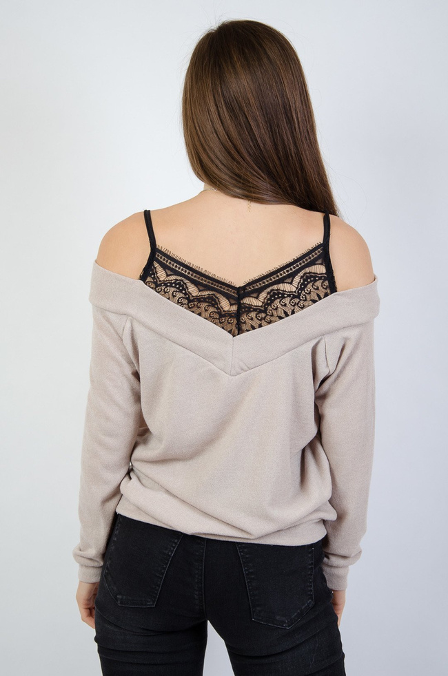 Beżowa dzianinowa bluzka z wstawkami z koronki 