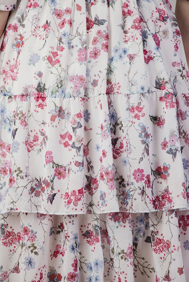 Biała sukienka w kwiaty z wiązaniem w pasie