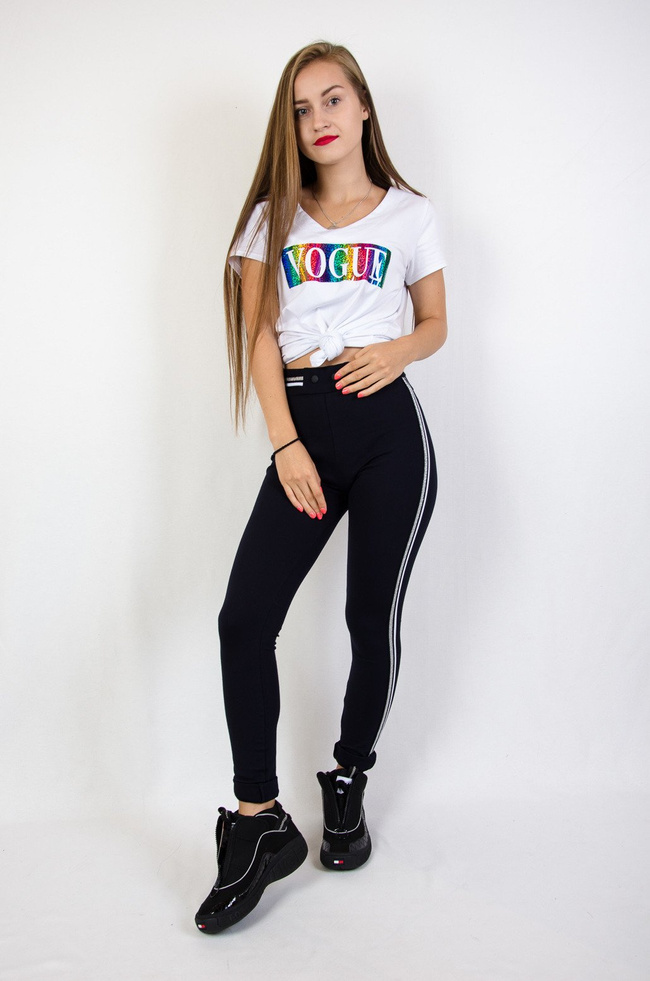 Granatowe spodnie z lampasami oraz gumką w pasie