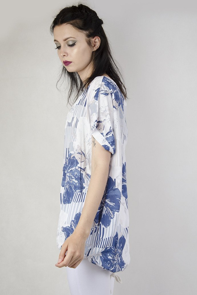 Biała bluzka w niebieskie kwiaty