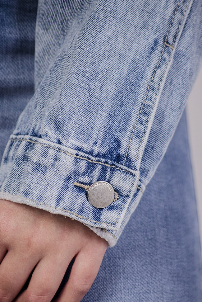 Kurtka jeansowa krótka z przetarciami oraz szarpaniami