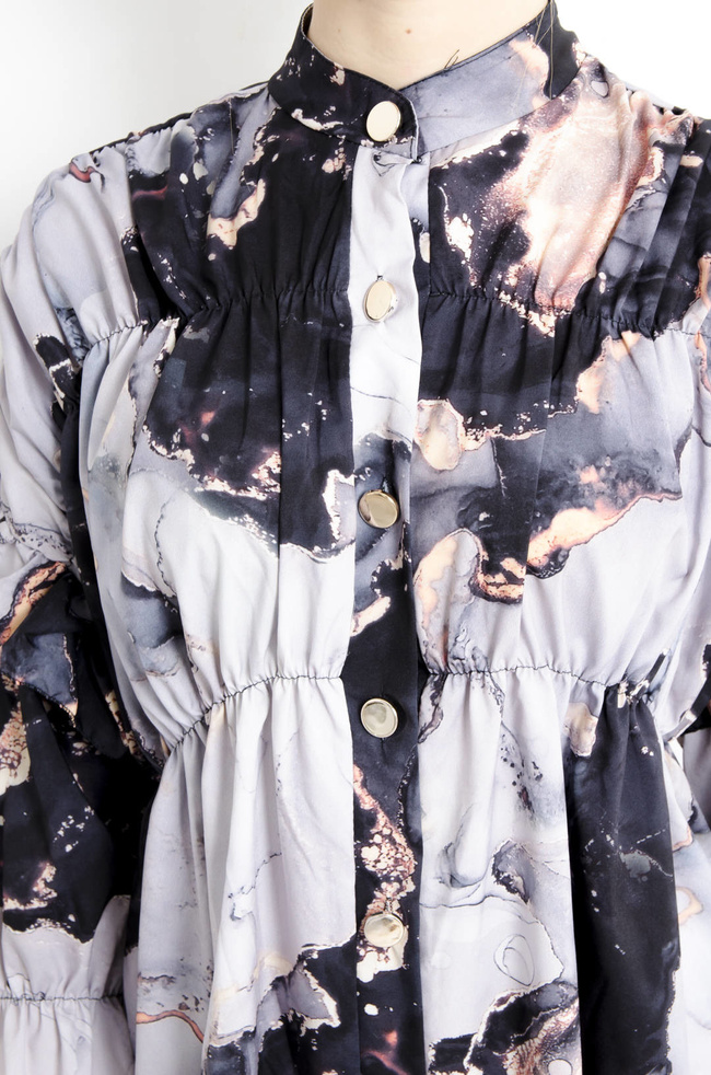 KOSZULA  MARMURKOWA Z FALBANAMI NA RĘKAWACH - CZARNA
