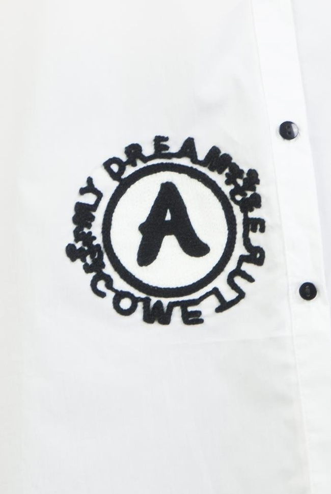 Biała, długa koszula z literką