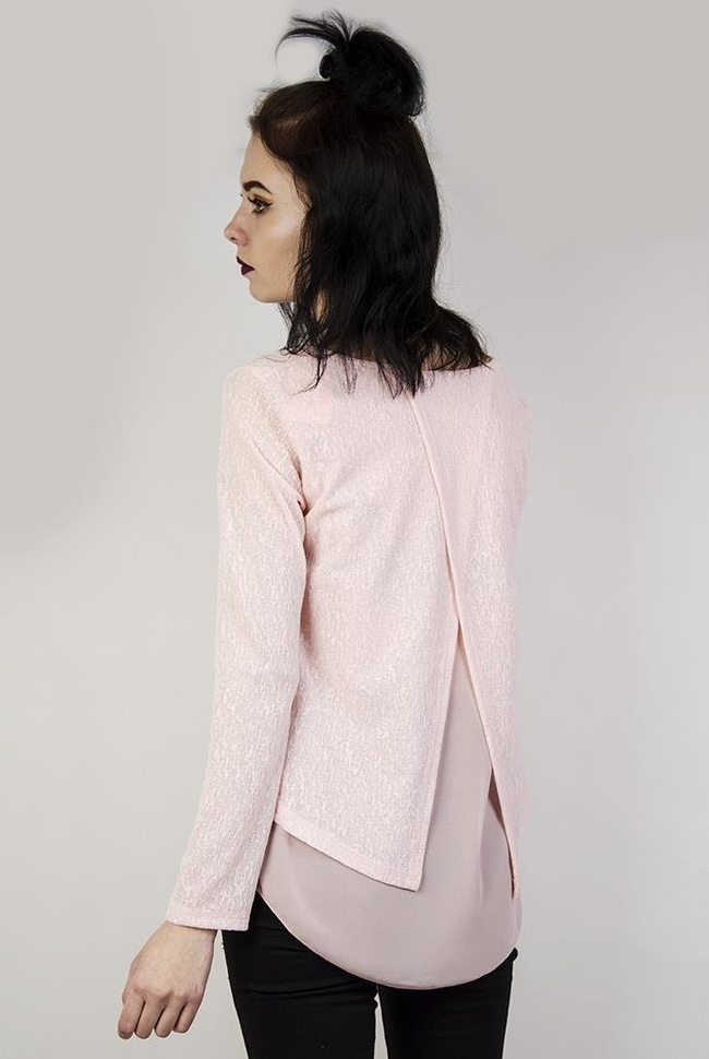 Jasnoróżowa bluzka z wisiorkiem kłódką