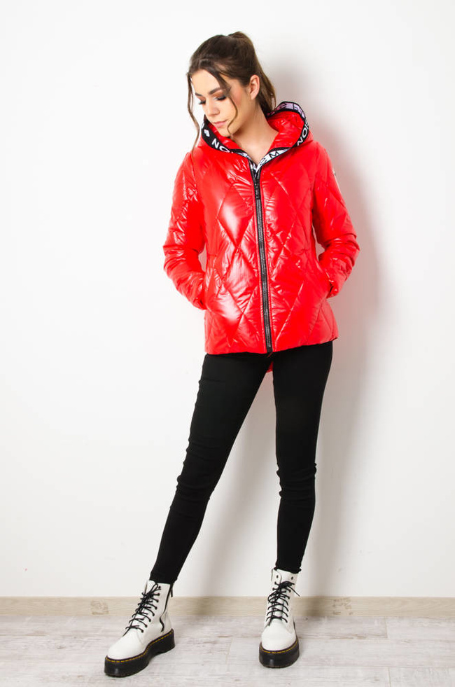 KURTKA PRZEJŚCIOWA PIKOWANA Z KAPTUREM - CZERWONA