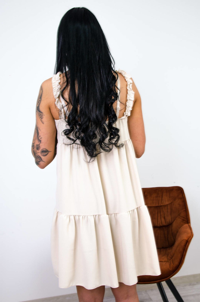 BEŻOWA LUŹNA SUKIENKA Z FALBANKĄ NA RAMIĄCZKACH