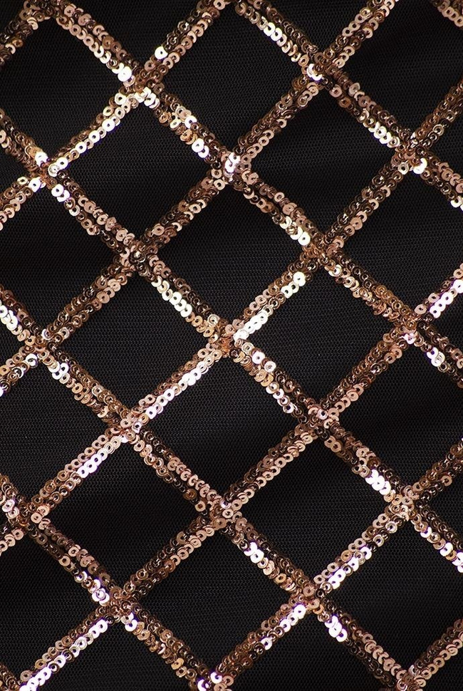 Czarna sukienka ze złotymi cekinami