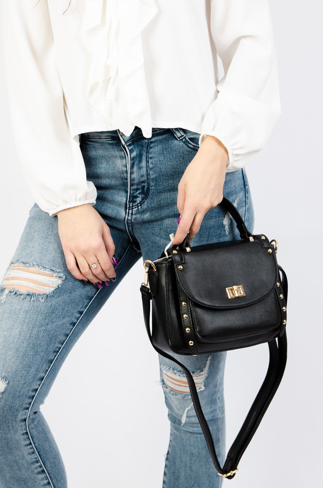 Czarna torebka typu kuferek ze złotymi dżetami