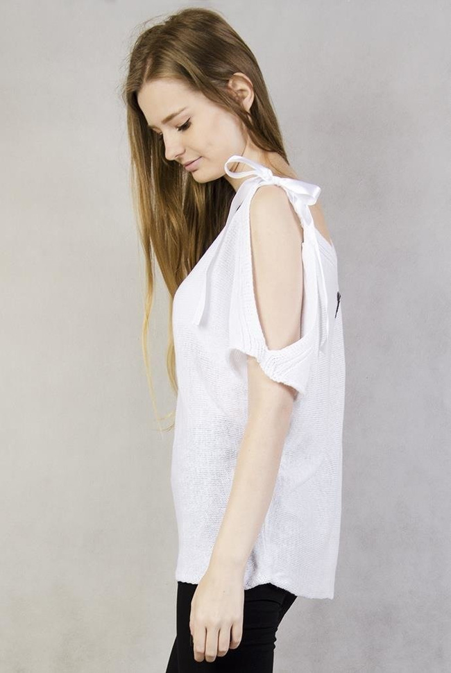 Krótki biały sweter ze wstążką i wycięciem