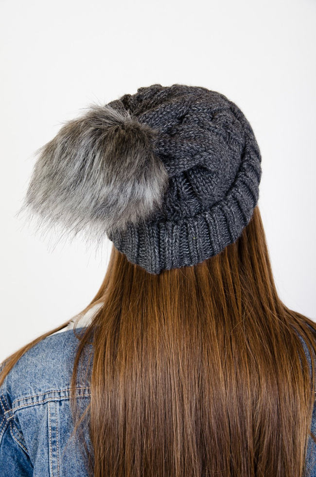 Ciemno szara grubo pleciona czapka z pomponem 