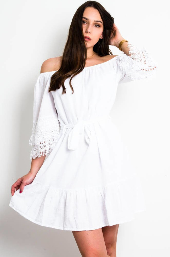 BIAŁA BAWEŁNIANA SUKIENKA Z AŻUROWYM ZDOBIENIEM NA RĘKAWACH