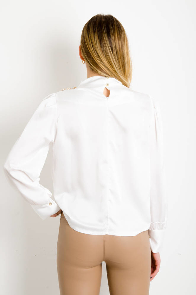 BIAŁA SATYNOWA BLUZKA Z OZDOBNYMI GUZIKAMI NA RAMIONACH 