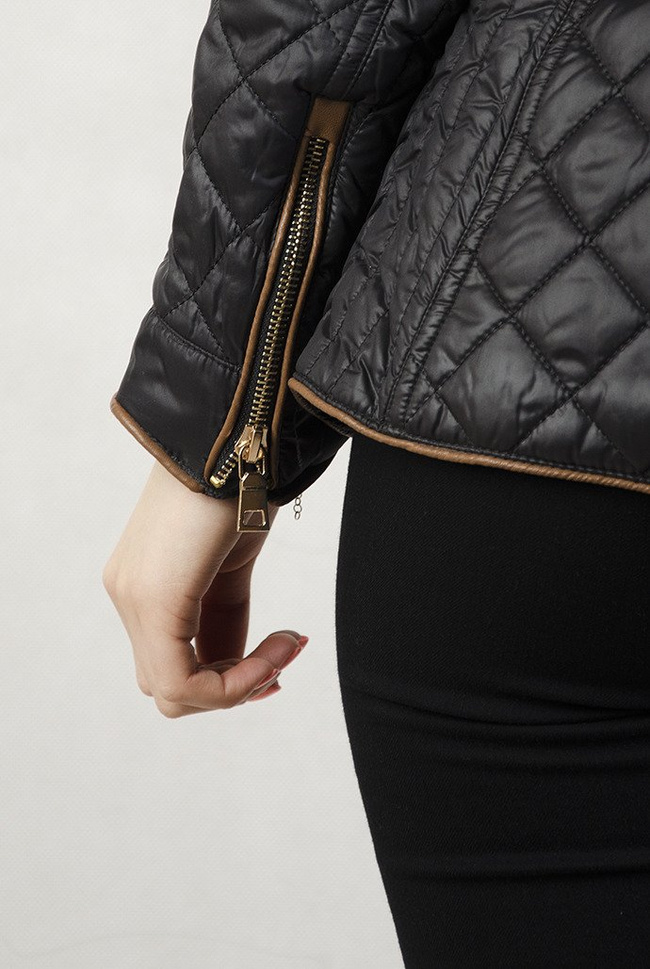 Czarna pikowana kurtka z brązowymi wykończeniami