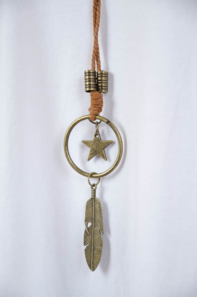 BIAŁA ROZKLOSZOWANA SUKIENKA Z WISIORKIEM