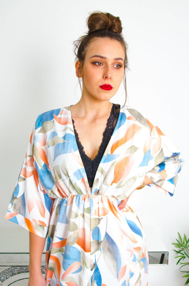 BIAŁA DŁUGA SUKIENKA W MOTYW KWIATOWY -KRÓJ KIMONO