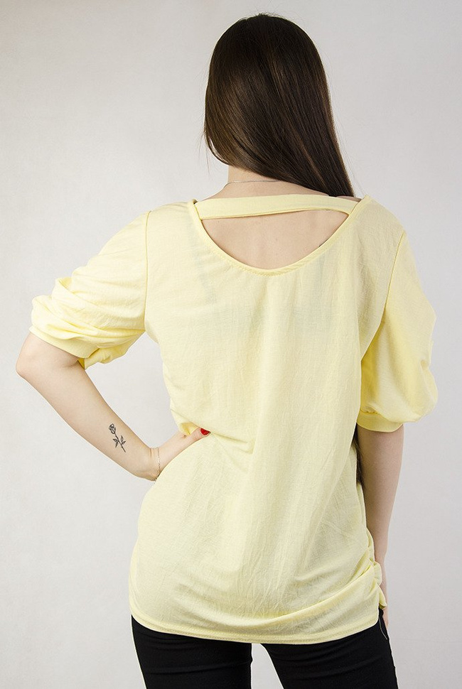 Żółta bluzka z wycięciem na plecach oraz koralikami na ramionach