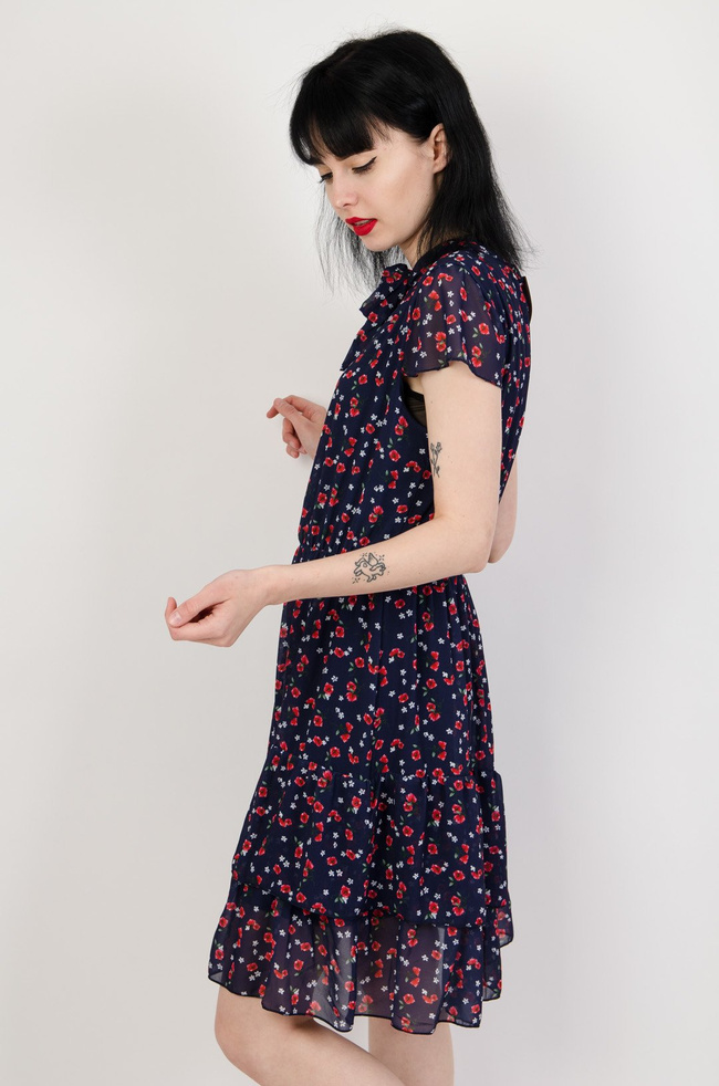 Granatowa sukienka w czerwone kwiatki z gumą w pasie