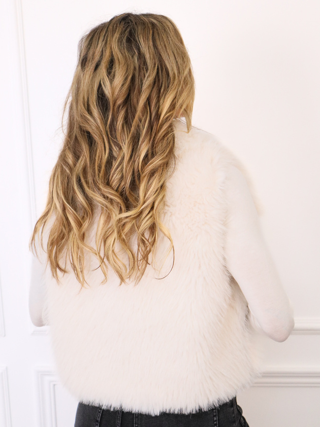 KAMIZELKA FUTRZANA ZAPINANA NA HAFTKI- BIAŁA