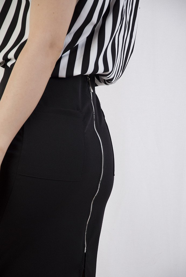 Czarna ołówkowa spódnica z zamkiem z  tyłu