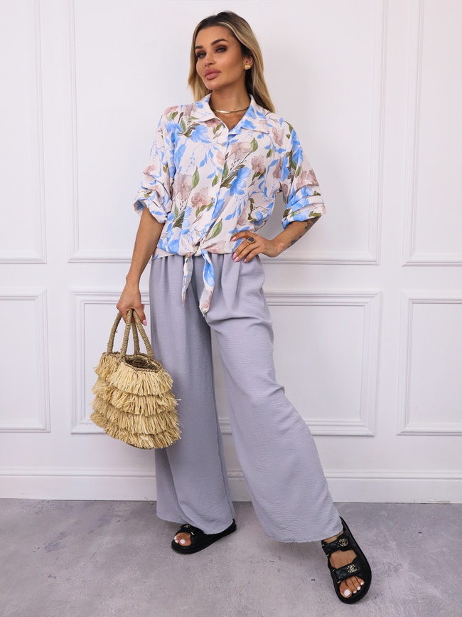 KOSZULA W NIEBIESKIE KWIATY Z DRAPOWANYMI RĘKAWAMI I WIĄZANIEM