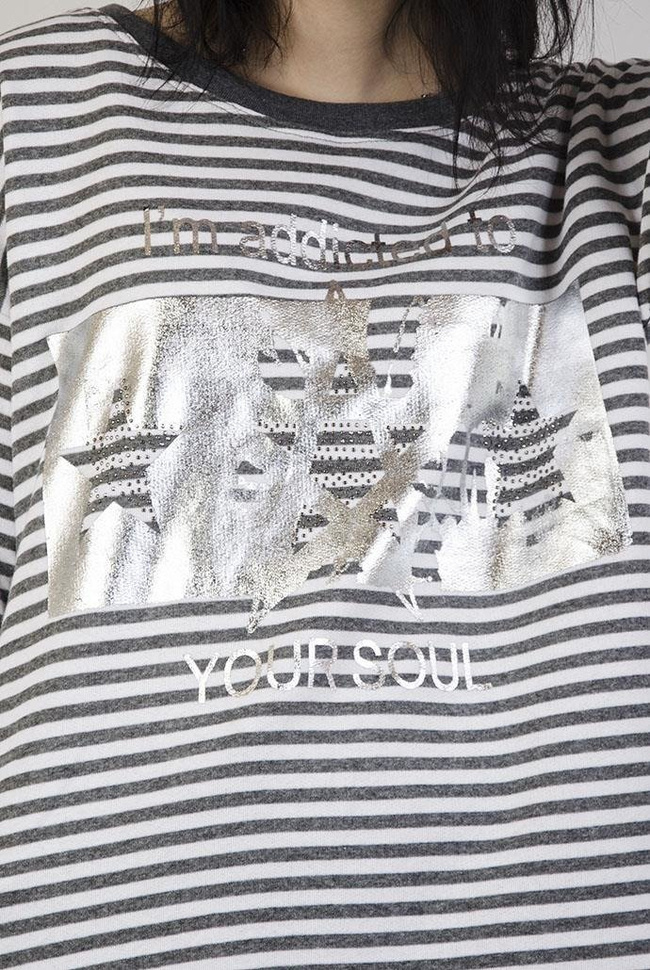 Biała bluzka w ciemnoszare paski, z nadrukiem