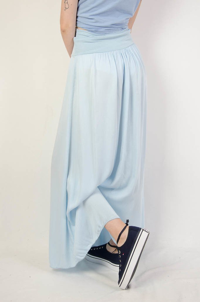 Długa zwiewna jasnoniebieska spódnica z szerokim pasem