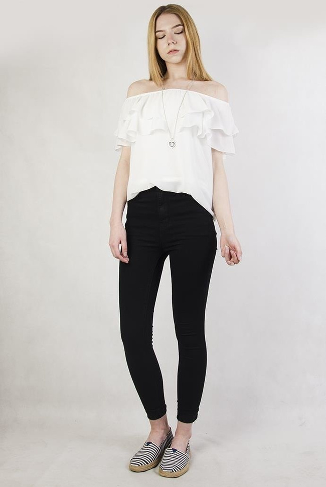 Biała bluzka z falbaną w dekolcie, z wisiorkiem