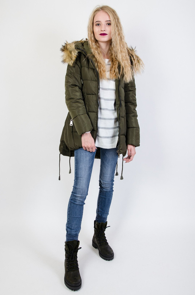 Zielona kurtka pikowana z rozcięciami po bokach