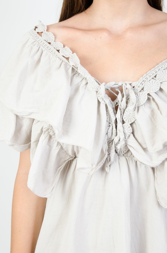 Beżowa sukienka z dekoltem w serek i wycięciem na plecach 