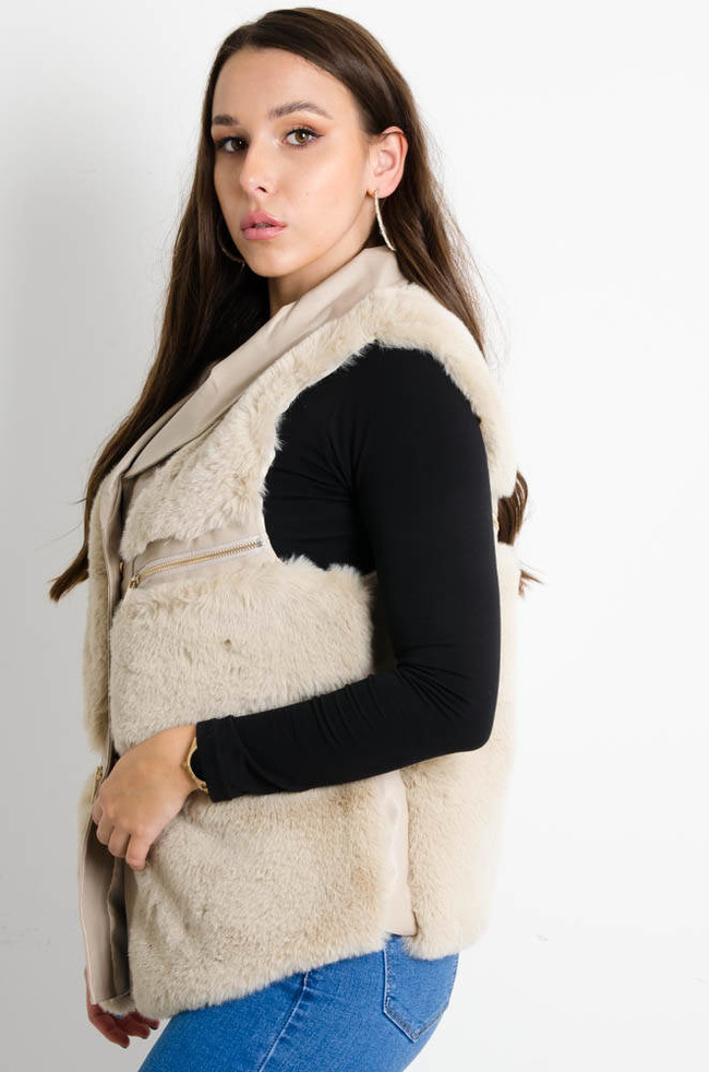 BEŻOWA FUTRZANA KAMIZELKA ZE WSTAWKAMI Z EKOSKÓRY