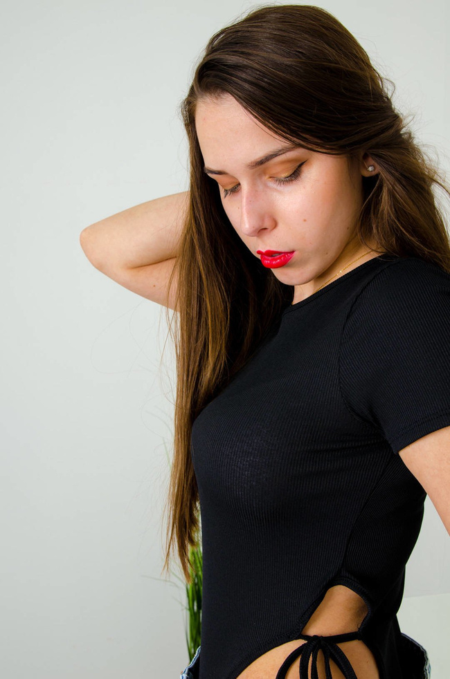 CZARNE PRĄŻKOWANE MOCNO WYCIETE BODY WIĄZANE PO BOKACH