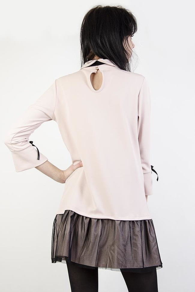 Jasnoróżowa sukienka z falbanką i kołnierzykiem