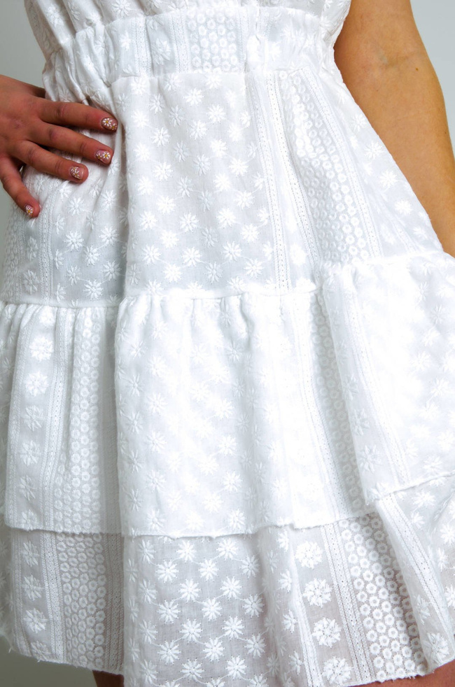 BIAŁA AŻUROWA ROZKLOSZOWANA SUKIENKA MINI