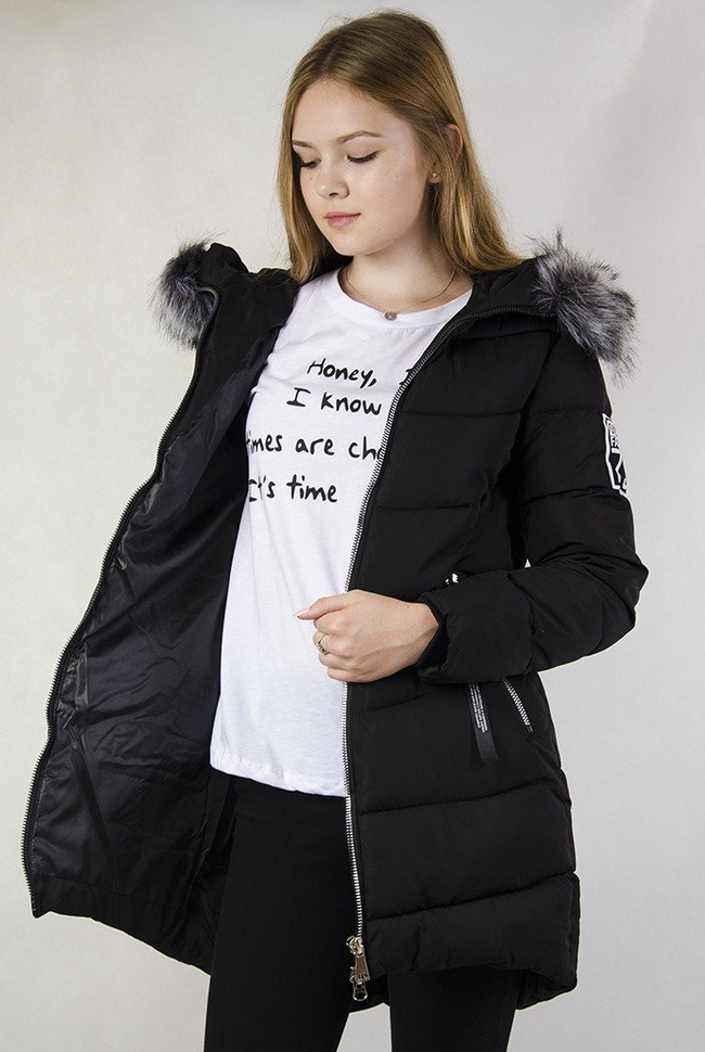 Czarna, przedłużana kurtka z naszywkami