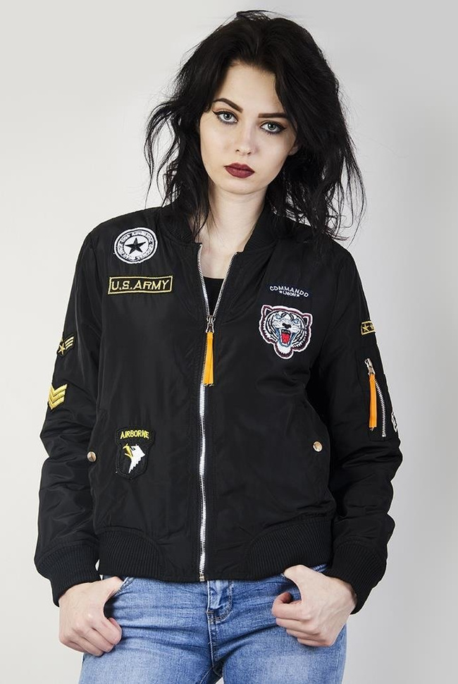 Czarna kurtka z naszywkami typu bomber