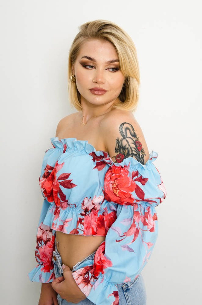 NIEBIESKA HISZPANKA CROP TOP W KWIATY