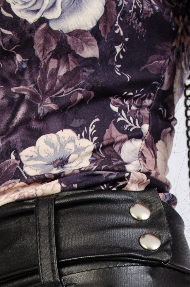 Czarne woskowane spodnie z zamkami na dole nogawki