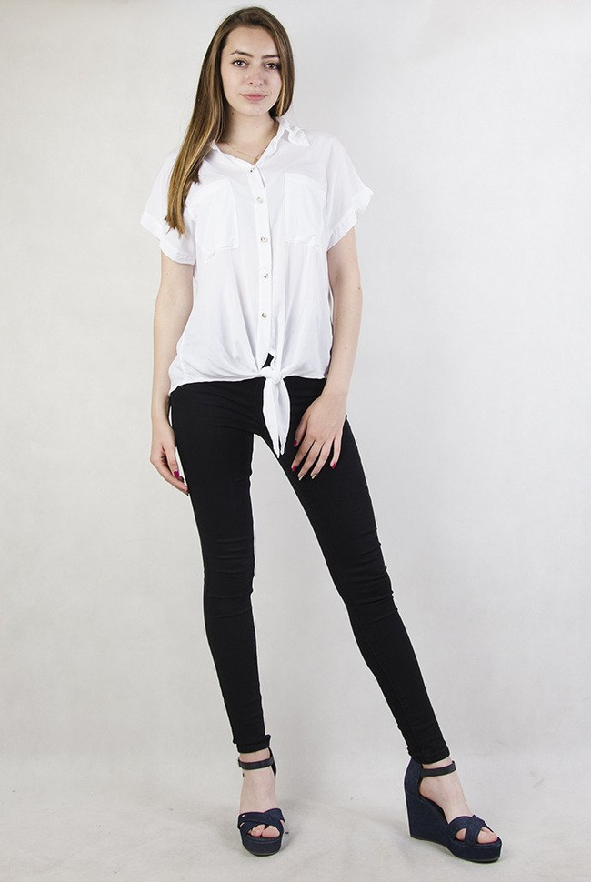 Biała koszula z wiązaniem na dole