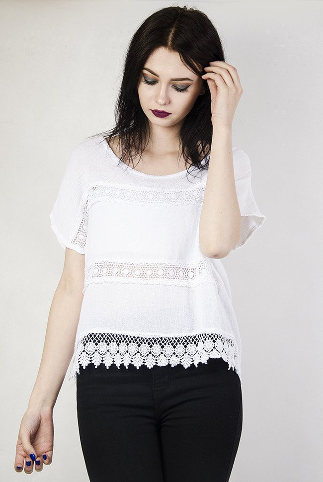 Biała bluzka z koronką i ażurowym wykończeniem