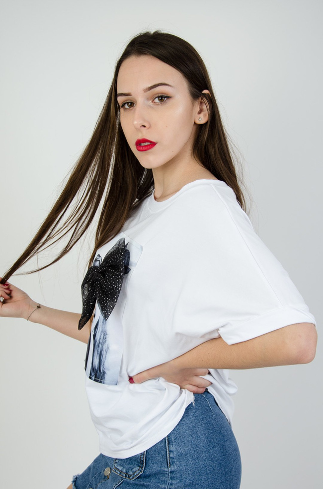 Biała bluzka z motywem kobiety oraz kokardą