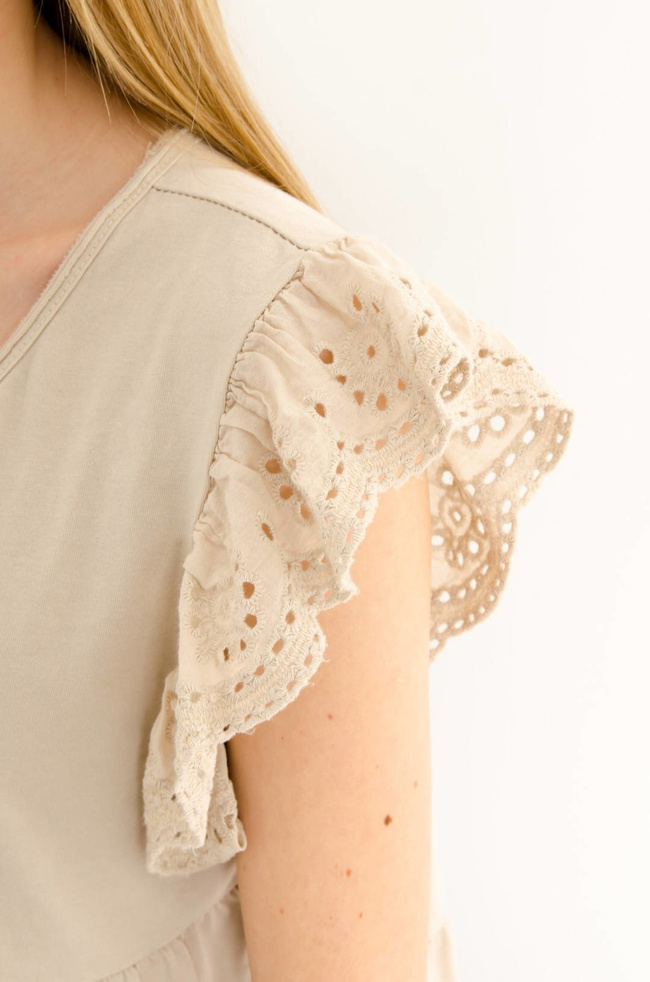 BEŻOWA ROZKLOSZOWANA BLUZKA Z AŻUROWYMI RĘKAWAMI