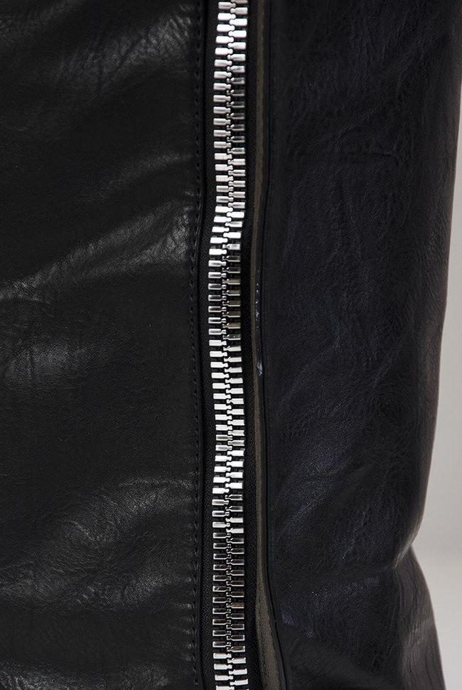 Duża czarna torebka z ozdobnym zamkiem z boku