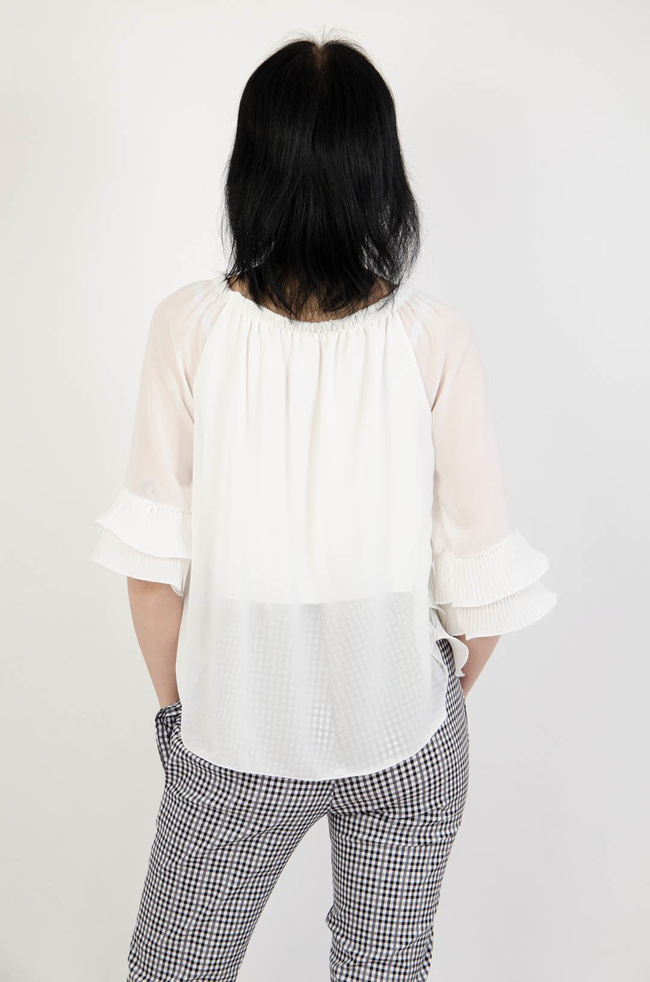 Biała bluzka z plisowanym dołem 