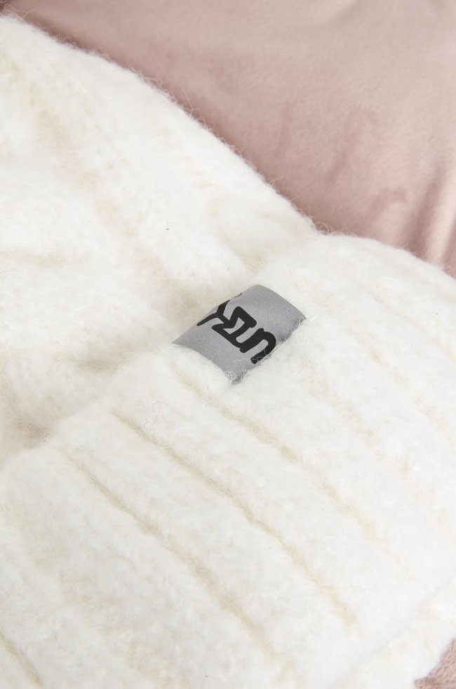 BIAŁA ZIMOWA CZAPKA PLECIONA Z POMPONEM 